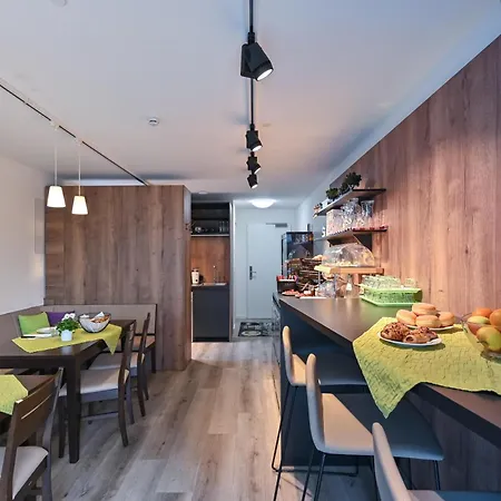 Hotel Gaestehaus Stock Brotkoerble *