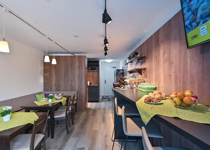 Hotel Gaestehaus Stock Brotkoerble *